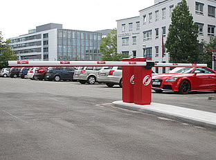 Doppelschranken Parkplatz